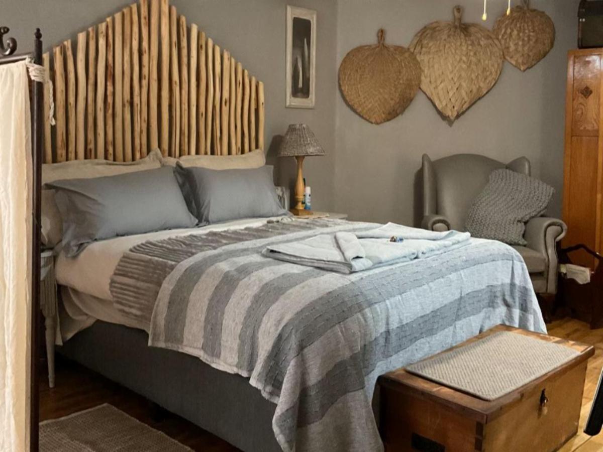 Luxury Suite double bed with timber headboard