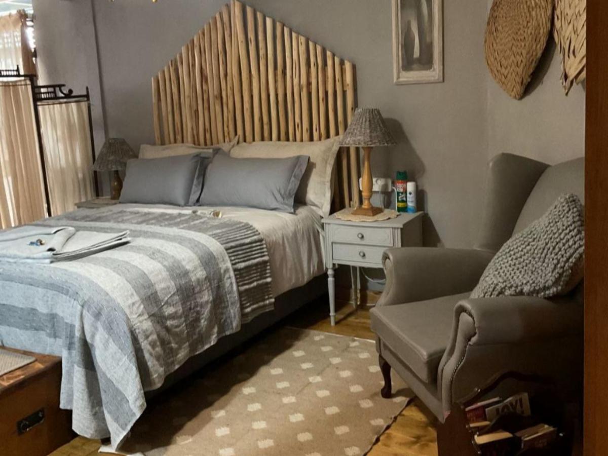 Luxury Suite bed and armchair
